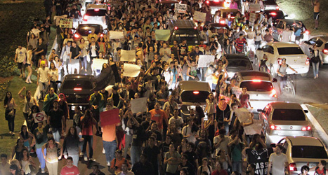 Massor av människor protesterar i landet Brasilien. Foto: Scanpix.